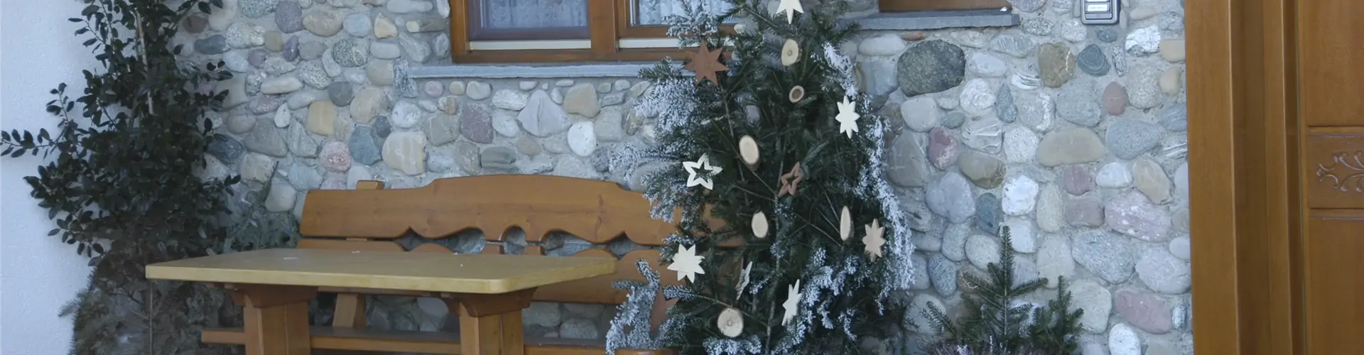 Weihnachtlich dekorierter Hauseingang